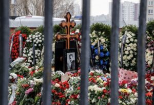Mormântul lui Navalnîi se transformă într-un loc de pelerinaj: sute de ruși stau la coadă pentru a treia zi consecutiv