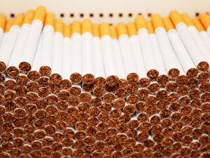 Piaţa neagră a ţigaretelor a scăzut uşor în ianuarie 2024, până la 7,7% din totalul consumului